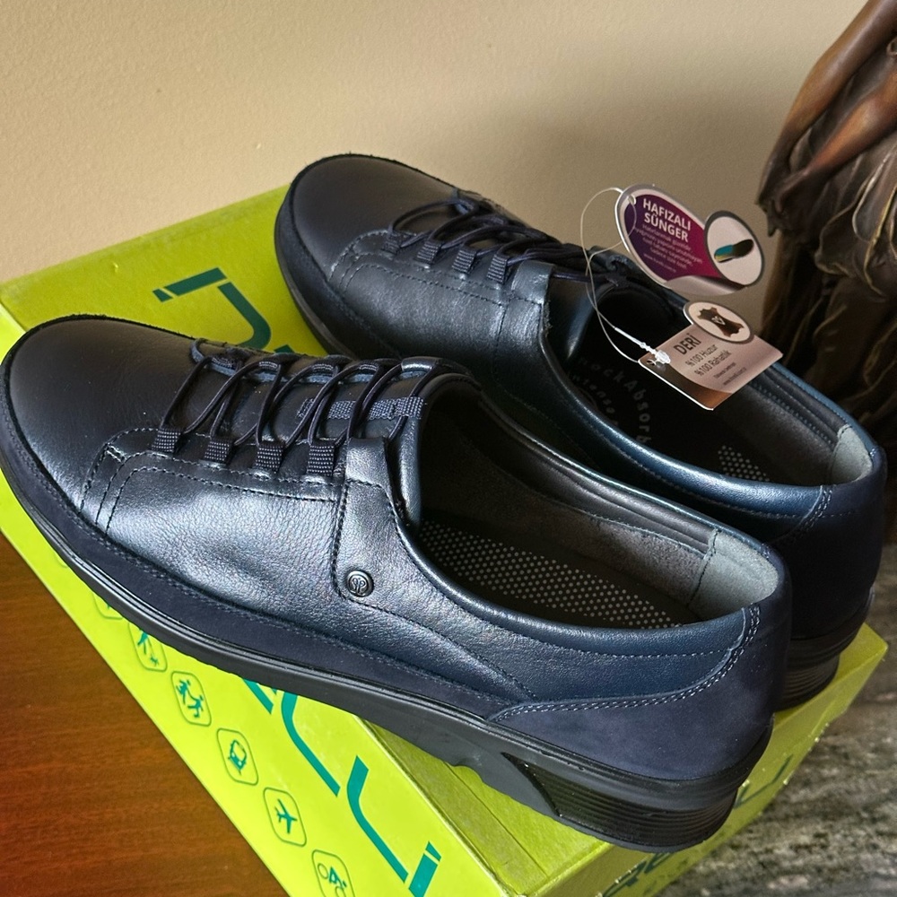 NIB FORELLI dark Navy Leather casual comfort and durability Shoes s US 9.5 EU 41